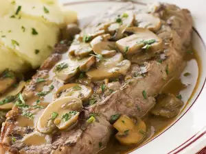 Geschmorte Steaks mit Pilzen