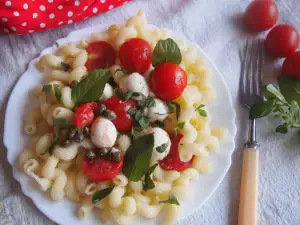 Pasta mit Cherrytomaten, Mozzarella und Kapern (Рasta alla checca)