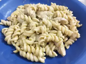Pasta mit Pesto und Hähnchenfleisch
