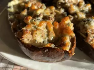 Gefüllte Auberginen mit Hackfleisch und Blauschimmelkäse