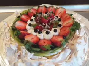 Pavlova Torte mit Orangencreme und Erdbeeren