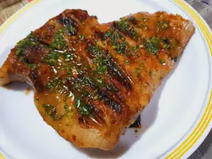 Gegrillte marinierte Schweinebäckchen