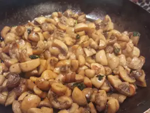 Champignons in Butter in der Pfanne