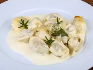 Pelmeni in Sahnesoße