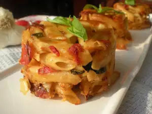 Penne Nudeln mit getrockneten Tomaten und Basilikum