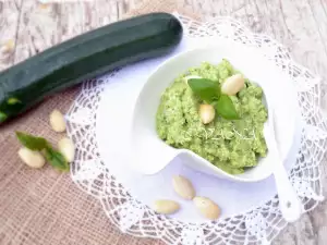 Pesto aus Zucchini und Mandeln