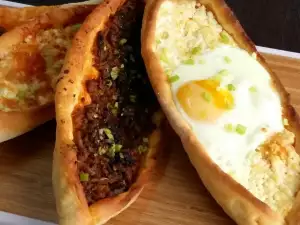 Pide mit Hackfleisch und Käse