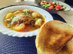 Hühnereintopf mit Zwiebeln und Tomaten im Multicooker