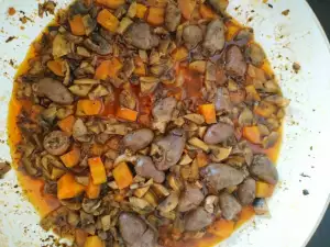 Hähnchenherzen mit Pilzen und Zwiebeln