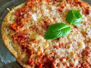 Pizza Bolognese mit Parmesan und Hackfleisch