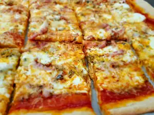 Pizza mit Sahne, Bacon und Käse
