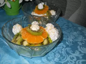 Obstsalat mit Kiwi und Sahne