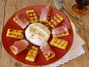 Gebackene Polenta mit Burrata und Prosciutto