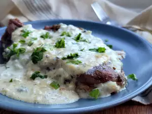 Schweinesteaks in Sahnesoße und Blauschimmelkäse