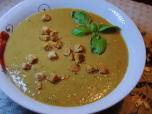 Leichte Suppe aus Erbsen und Champignons