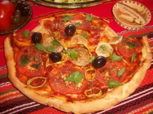 Magere Pizza mit Tomaten, Oliven und Basilikum