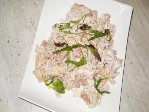 Salat mit Makkaroni und Mayonnaise