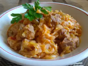 Aromatisch frischer Kohl mit Schweinefleisch