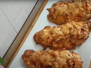 Gebackene Putenschnitzel mit Eier und Tomaten