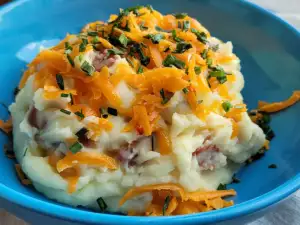 Kartoffelpüree mit Speck und Cheddarkäse