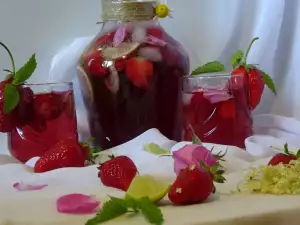 Rote Erdbeersangria für jede Gelegenheit