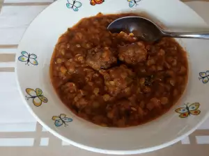 Roter Linseneintopf mit Fleischbällchen