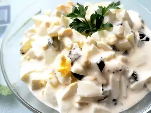 Eiersalat mit Mayonnaise und Essiggurken