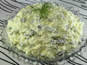 Festlicher Salat mit Eier, Weißkäse und Essiggurken