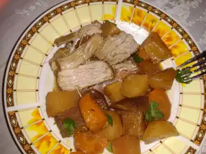 Lammfleisch mit Kartoffeln und Karotten im Ofen