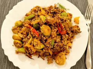 Quinoa mit Rosenkohl und Paprika