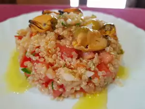 Mediterraner Salat mit Muscheln, Oliven und Quinoa