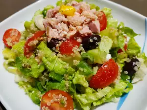 Grüner Salat mit Quinoa und Thunfisch