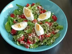 Gesunder Salat mit Quinoa und Spinat