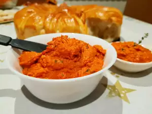 Brotaufstrich aus roten getrockneten Paprika und Zwiebeln