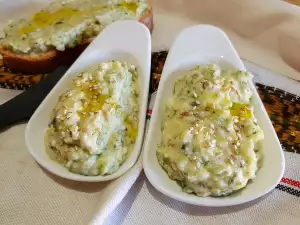 Zucchiniaufstrich mit Sesamsamen und Schmelzkäse