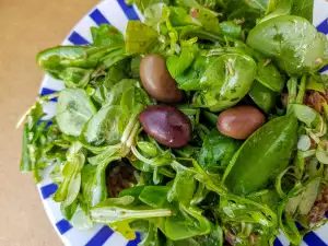 Thunfischsalat mit Baldrian, Rucola und Spinat
