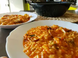 Reiseintopf mit Muscheln und Garnelen auf Valencianische Art