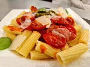 Rigatoni mit Pesto und Cherrytomaten