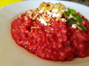 Variantenreiches Risotto mit Roter Bete und Walnüssen