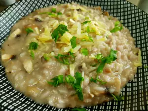 Leichtes Risotto mit zwei Sorten von Pilzen