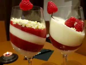 Romantisches Dessert mit Himbeeren und Mascarpone