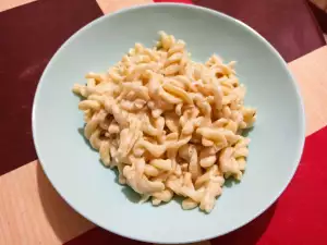 Rotini mit Sahnesoße und Zwiebeln