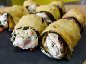 Zucchiniröllchen im Ofen mit Putenfilet und Hüttenkäse