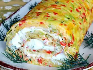 Bunte Rolle mit Zucchini und frischem Paprika