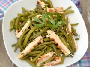 Salat aus grünen Bohnen und gebratenem Putenfleisch