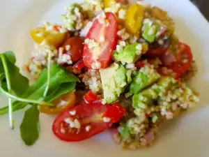 Salat mit Bulgur und Avocado