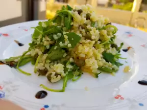 Frischer Salat mit Bulgur, Rucola und Kapern