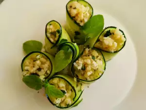 Frischer Salat aus Bulgur, Gurke und Minze