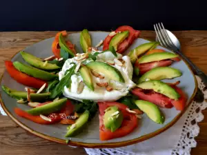 Salat mit Burrata Käse und Avocado