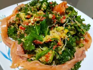 Grüner Salat mit Grünkohl und Lachs